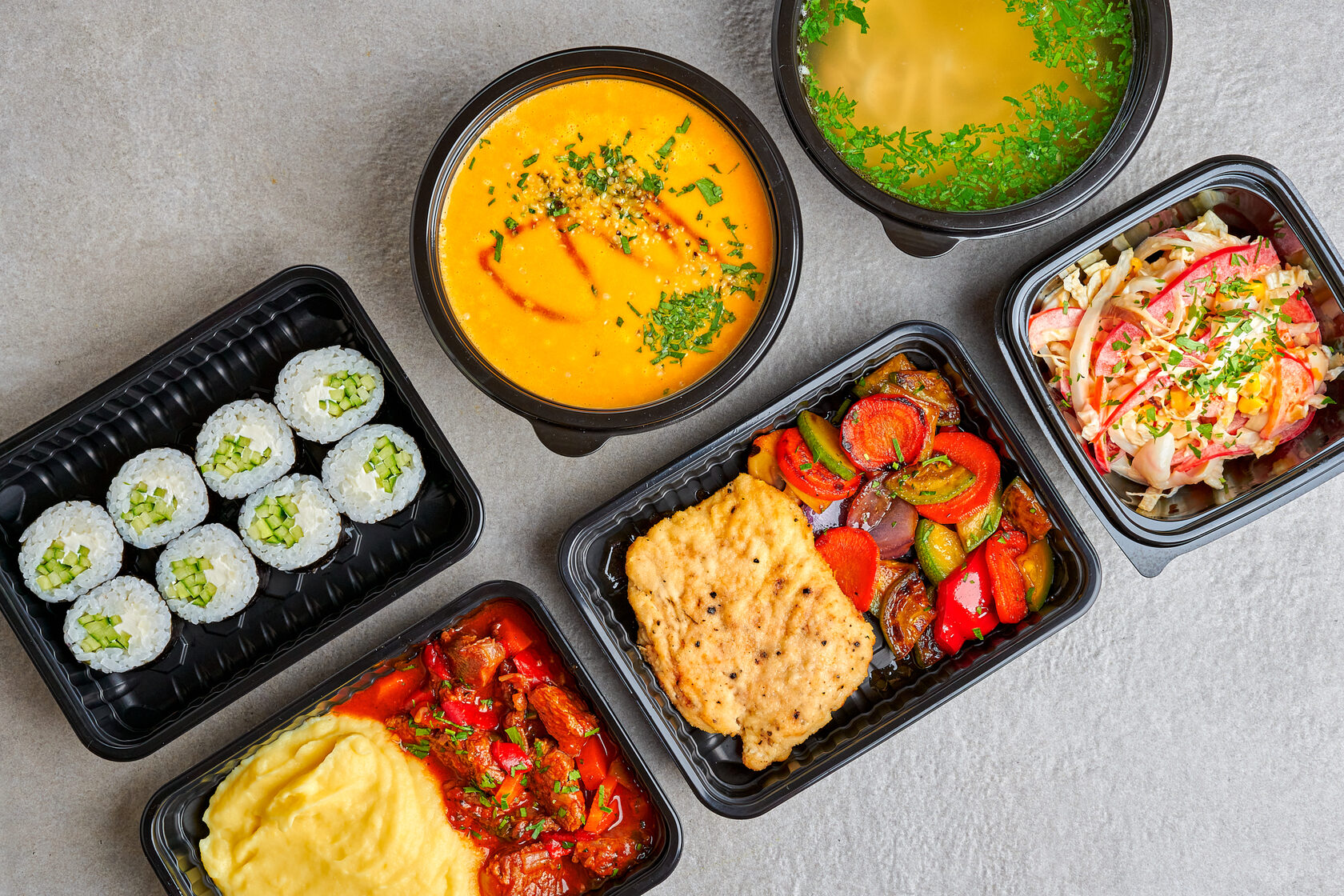 Paano nakakaapekto ang disenyo ng mga alagang plastik na pagkain ng plastik na kanilang kakayahang mapanatili ang kalidad at pagiging bago ng mga item sa pagkain?